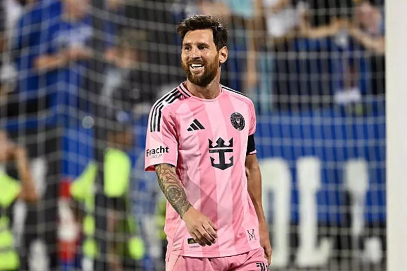 بعد مغادرة كأس العالم للأندية، ميسي يقود إنتر ميامي نحو انتصار على مونتريال في الدوري الأمريكي.