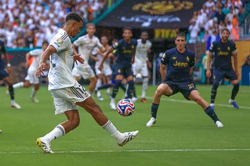 بعرض وحيد… كيف استثمر ريال مدريد في التعاقد المبكر مع أرنولد؟ بعرض وحيد… كيف استثمر ريال مدريد في التعاقد المبكر مع أرنولد؟
