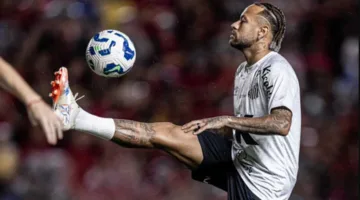 بعشرة لاعبين وبدعم نيمار، سانتوس يحقق التعادل في الدوري البرازيلي.