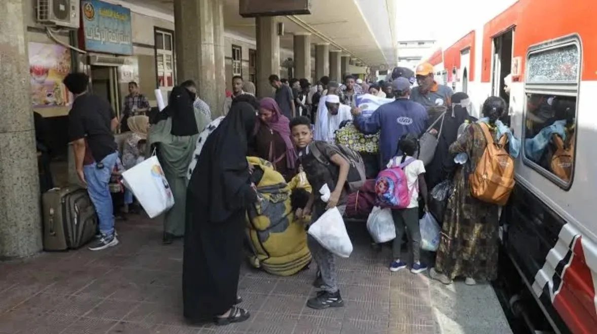 بعيون مملوءة بالدموع.. قصص سودانية عن سخاء الضيافة المصرية تُروى بجانب القطار 1940