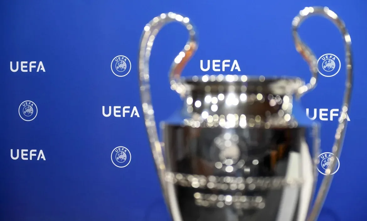 “بقلم حبر جاف” .. لاعب يتزين بقميص يحمل رقمًا مكتوبًا بخط اليد في بطولة دوري أبطال أوروبا “بقلم حبر جاف” .. لاعب يتزين بقميص يحمل رقمًا مكتوبًا بخط اليد في بطولة دوري أبطال أوروبا