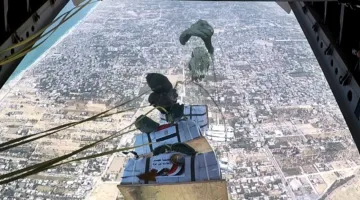 بموجب تعليمات الرئيس السيسي.. مصر تلقي كميات كبيرة من المساعدات جواً على غزة