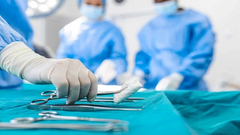 بناءً على توجيهات الرئيس، إجراء عملية الرباط الصليبي ل imam مسجد