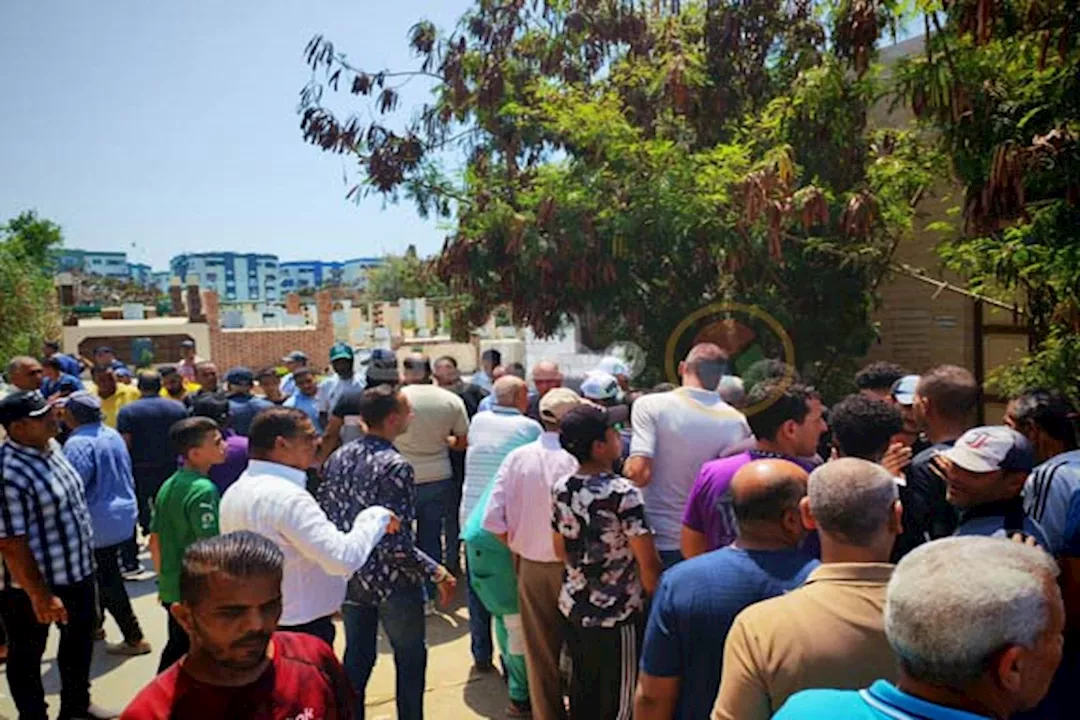 بورسعيد تودع “السمعة” أبرز مشجعي المصري خلال جنازته – صور