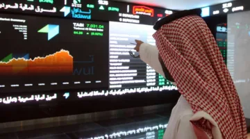بورصة السعودية تفتتح الأسبوع بانخفاض طفيف تحت ضغط من أرامكو والراجحي