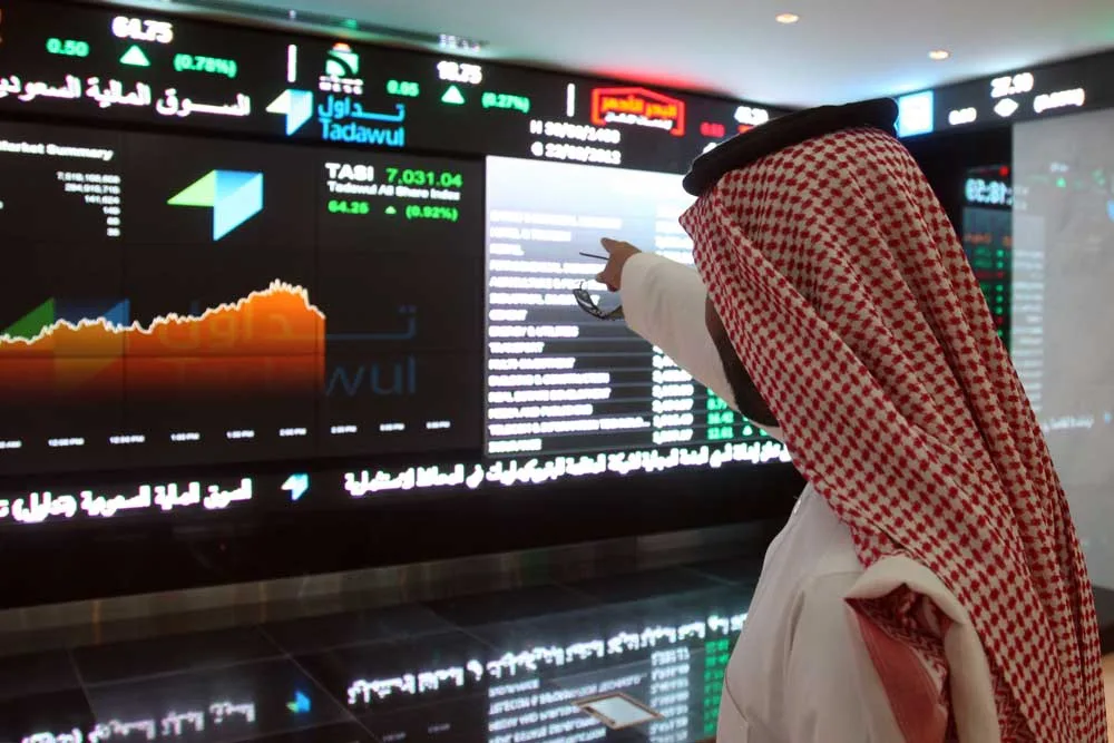 بورصة السعودية تفتتح الأسبوع بانخفاض طفيف تحت ضغط من أرامكو والراجحي