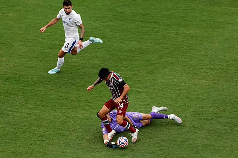 بونو ومشجع فريد في المدرجات: أبرز لحظات مباراة الهلال وفلومينينسي (صور)