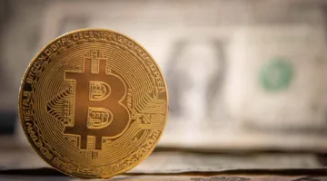 «بيتكوين» تحقق رقمًا قياسيًا بفضل دعم المؤسسات والسياسات الأمريكية