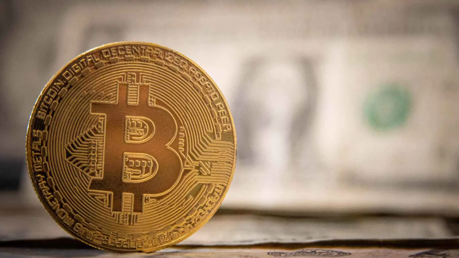 «بيتكوين» تحقق رقمًا قياسيًا بفضل دعم المؤسسات والسياسات الأمريكية