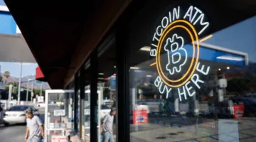 «بيتكوين» تهبط إلى أدنى مستوى خلال أسبوعين.. هل لحقت بها العملات الرقمية الأخرى؟