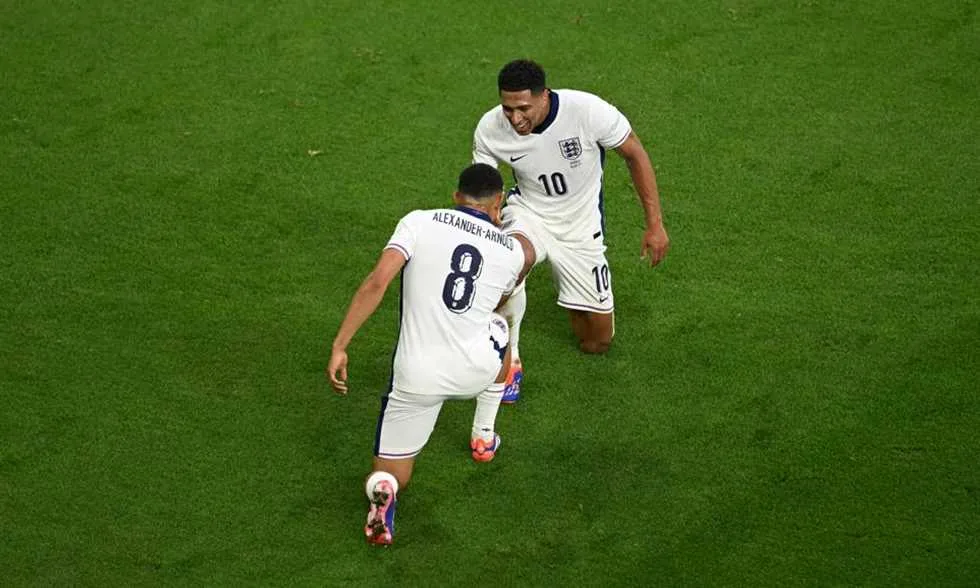 بيلينجهام: أرنولد يسعى للتأقلم مع جوتا.. ونواجه تحدياً كبيراً ضد دورتموند بيلينجهام: أرنولد يسعى للتأقلم مع جوتا.. ونواجه تحدياً كبيراً ضد دورتموند