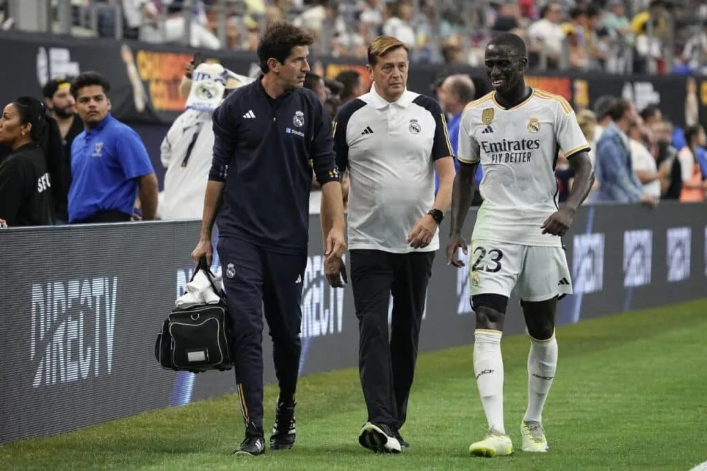 بين ميندي وجارسيا: من سيخلف كاريراس في ريال مدريد؟