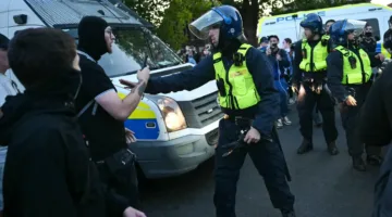 ت clashes جديدة بين قوات الشرطة والمتظاهرين أمام فندق يستضيف المهاجرين في لندن.