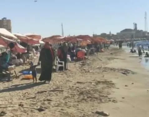 نسيم البحر يُنعش سواحل الإسكندرية في ظل ارتفاع درجة الحرارة إلى 37 درجة