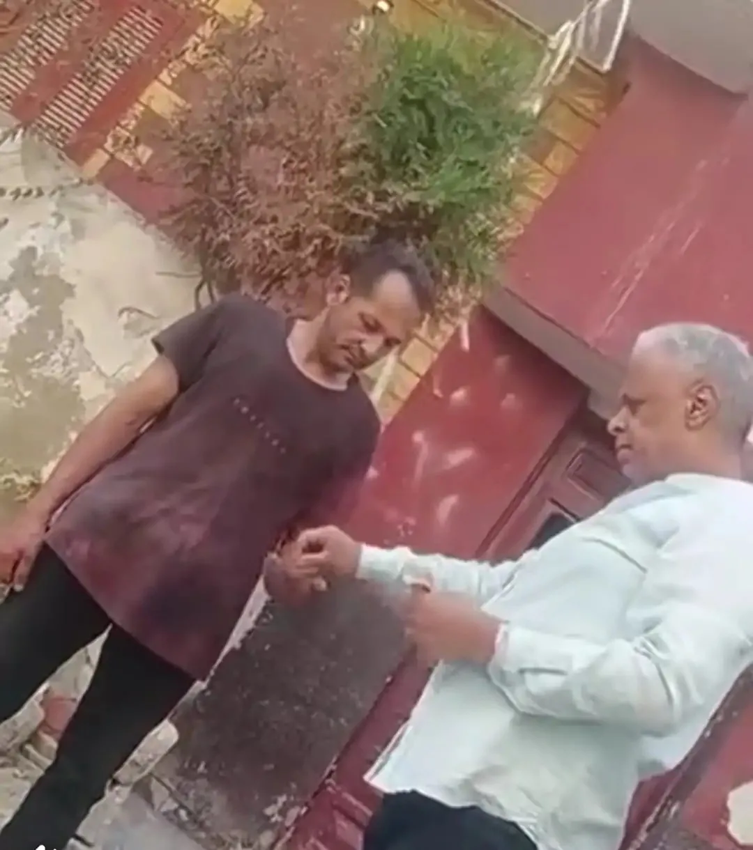 تجارة المخدرات أمام مسجد في البحيرة: فيديو يظهر بيع الكحوليات والمخدرات تجارة المخدرات أمام مسجد في البحيرة: فيديو يظهر بيع الكحوليات والمخدرات