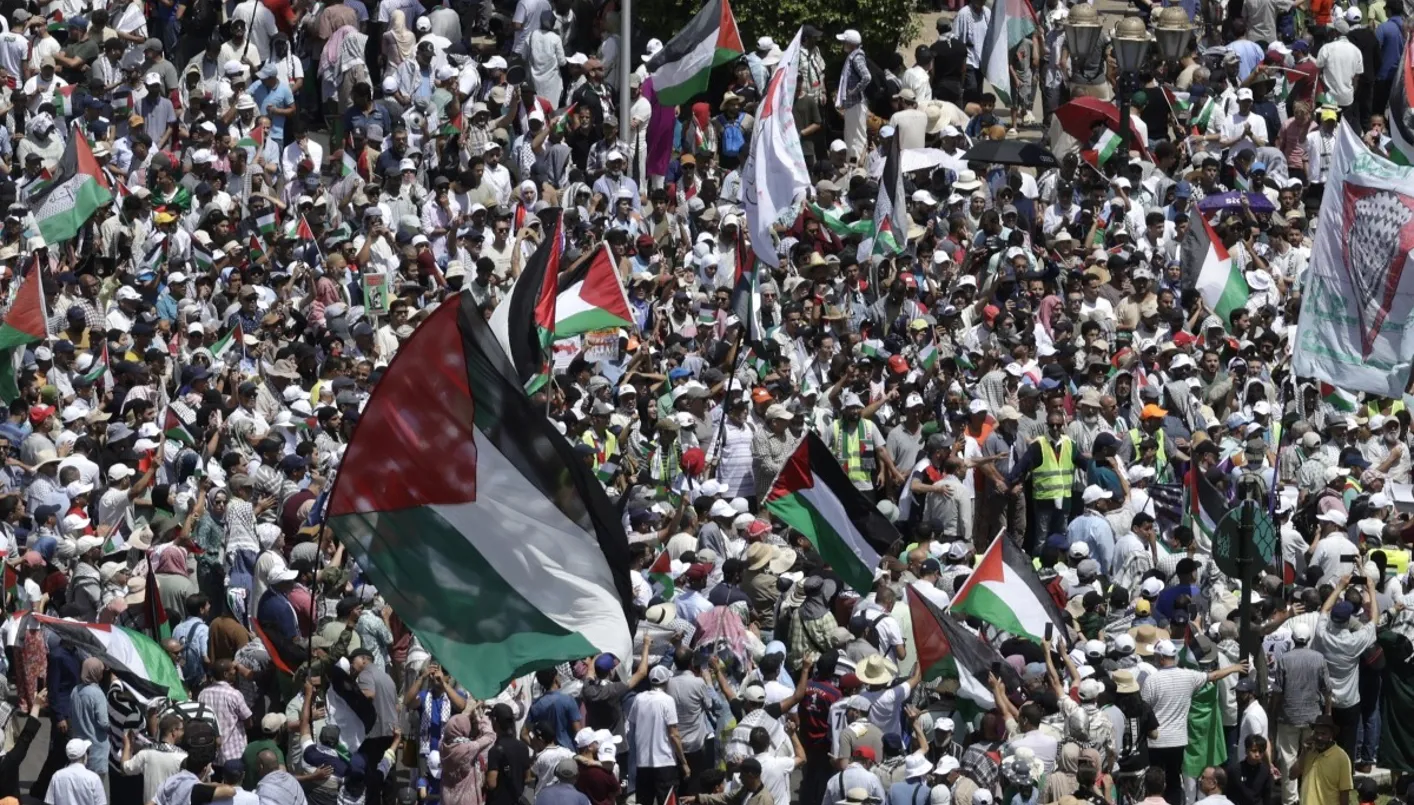 تجمع جماهيري كبير في المغرب للاحتجاج على الحرب في غزة والتطبيع مع إسرائيل تجمع جماهيري كبير في المغرب للاحتجاج على الحرب في غزة والتطبيع مع إسرائيل