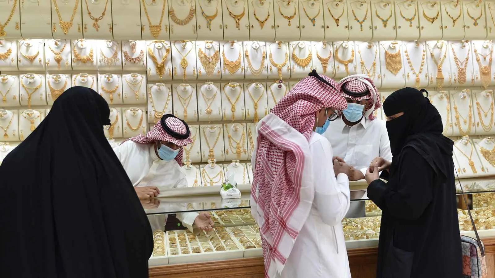 تحت ضغوط عالمية.. أسعار الذهب تنخفض في السعودية و«عيار 24» يصل إلى 404 ريالات