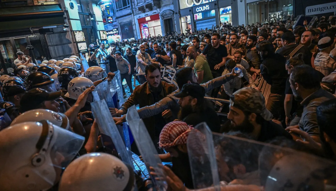 تداعيات على القيم الدينية: احتجاجات في إسطنبول بسبب رسم مسيء للنبي محمد تداعيات على القيم الدينية: احتجاجات في إسطنبول بسبب رسم مسيء للنبي محمد
