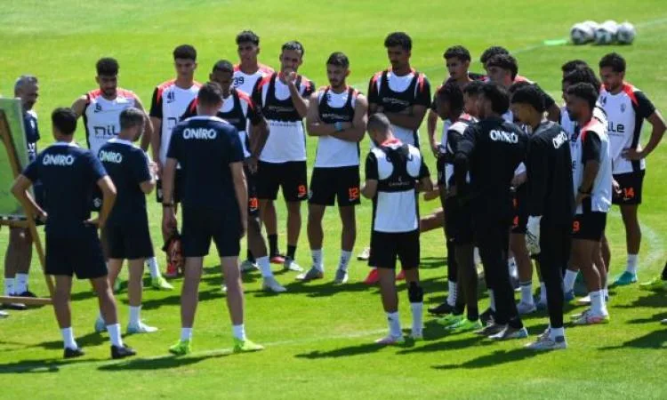 تدريبات لياقية للاعبي الزمالك خلال التمرين.. تقسيمة حماسية بين الفريقين تدريبات لياقية للاعبي الزمالك خلال التمرين.. تقسيمة حماسية بين الفريقين
