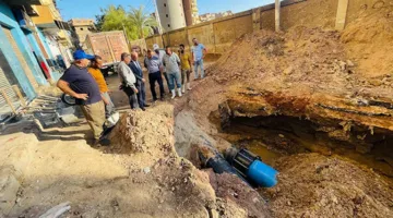 تدريجياً عودة ضخ المياه بعد معالجة تسريب في خط رئيسي بأسيوط (صور)