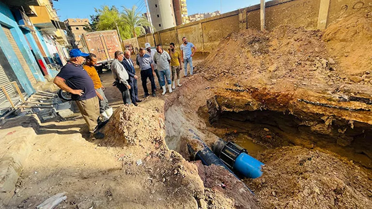 تدريجياً عودة ضخ المياه بعد معالجة تسريب في خط رئيسي بأسيوط (صور) تدريجياً عودة ضخ المياه بعد معالجة تسريب في خط رئيسي بأسيوط (صور)
