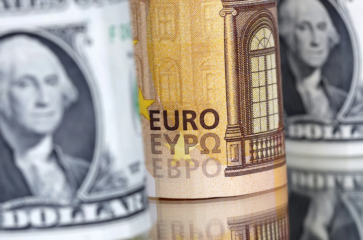 تراجع اليورو عقب تحذير “ترامب” من فرض رسوم إضافية على الاتحاد الأوروبي. تراجع اليورو عقب تحذير “ترامب” من فرض رسوم إضافية على الاتحاد الأوروبي.
