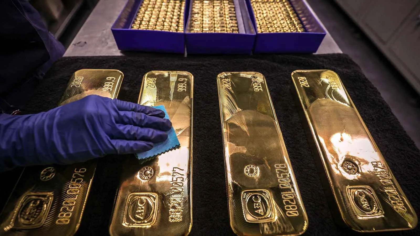تراجع سعر الذهب إلى أدنى نقطة خلال 3 أسابيع تراجع سعر الذهب إلى أدنى نقطة خلال 3 أسابيع