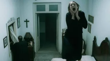 ترتجف وتحلق في السماء: ما هي القصة وراء فيديو الفتاة التي تواصلت مع الشيطان؟ (فيديو)