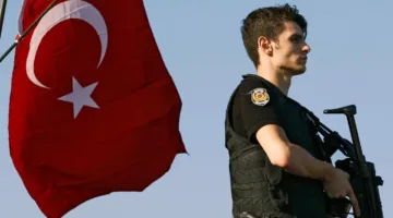 تركيا: ابنة تهاجم والدتها وأختيها وتفر逃!