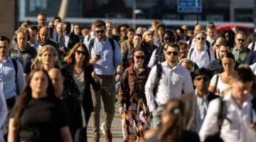 تسارع سباق العمل: مليونا أميركي يواجهون ارتفاع تكاليف المعيشة عبر الحصول على وظائف إضافية