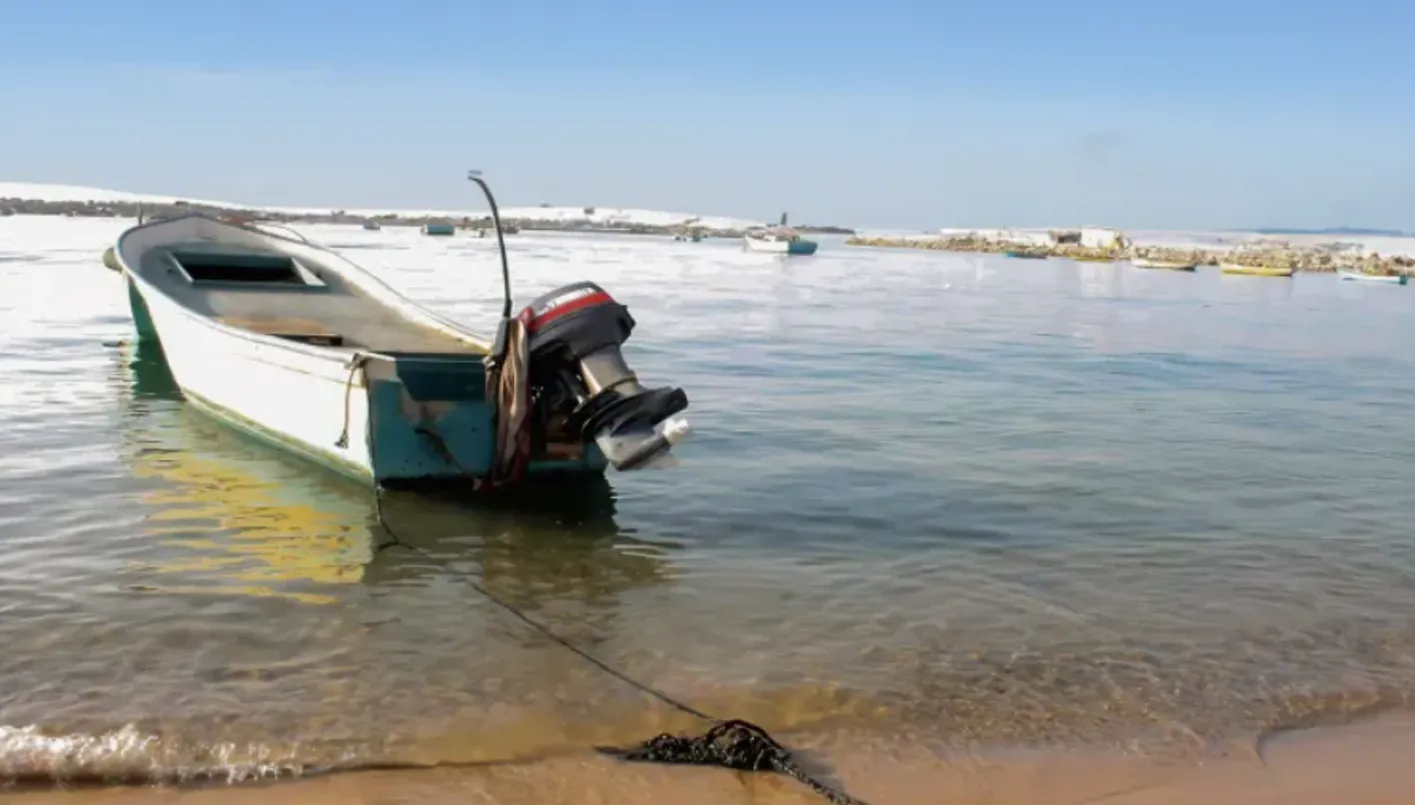 تسجيل لحظة على شاطئ غزة أثناء استهدافه من قبل الزوارق الإسرائيلية (فيديو)