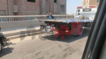 تصادم بين سيارتين خاصتين على محور صفط اللبن في الجيزة | صور