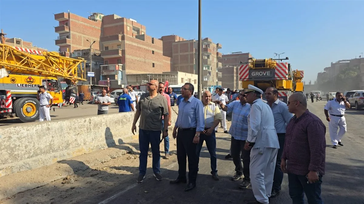 تصادم مع جرافة: إجراءات سريعة بعد حادث جسر المشاة في طوخ تصادم مع جرافة: إجراءات سريعة بعد حادث جسر المشاة في طوخ