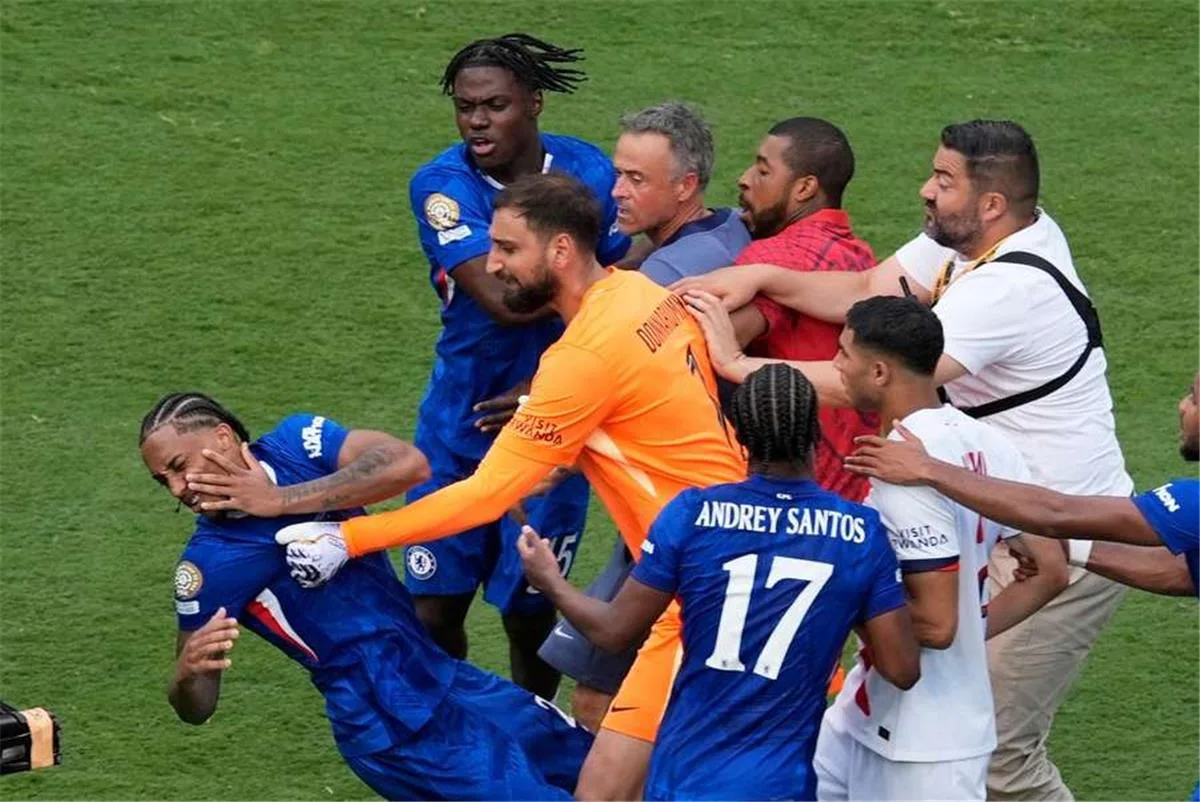 تصرف غير مقبول من دوناروما وإنريكي تجاه لاعب تشيلسي بعد هزيمة باريس سان جيرمان تصرف غير مقبول من دوناروما وإنريكي تجاه لاعب تشيلسي بعد هزيمة باريس سان جيرمان