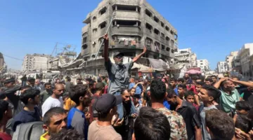 تصعيد إسرائيلي في غزة يسفر عن سقوط العشرات من الضحايا بين النازحين والمجوعين.