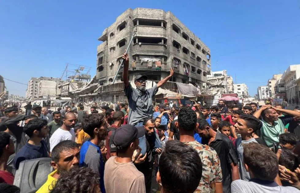 تصعيد إسرائيلي في غزة يسفر عن سقوط العشرات من الضحايا بين النازحين والمجوعين.