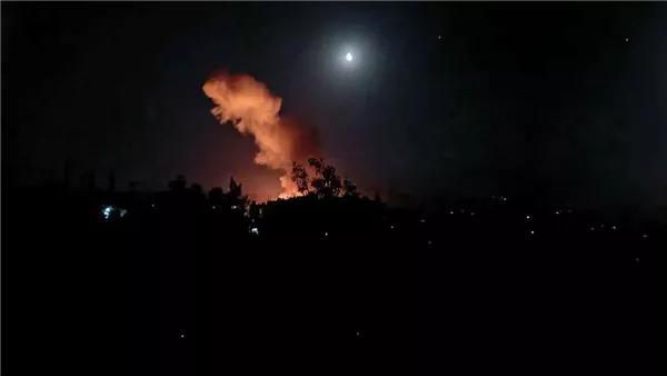 تصعيد عسكري إسرائيلي في ريف اللاذقية.. غارات جوية تستهدف مقرات اللواءين 132 و107