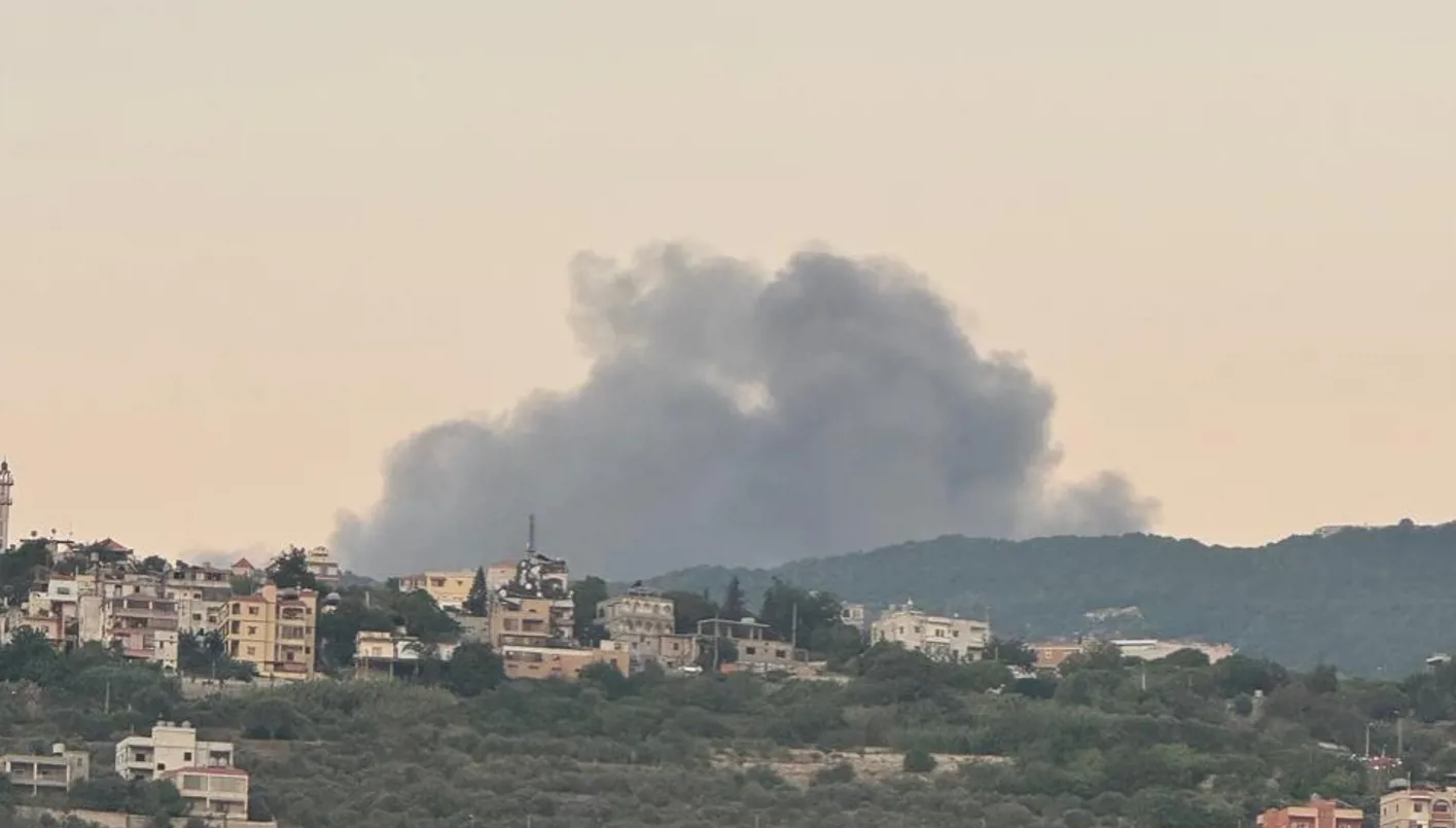تصعيد عسكري في جنوب لبنان… إسرائيل تعلن استهداف منشآت لـ “حزب الله” (صور وفيديو) تصعيد عسكري في جنوب لبنان… إسرائيل تعلن استهداف منشآت لـ “حزب الله” (صور وفيديو)