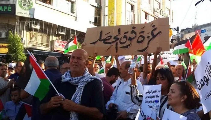 تظاهرات في الضفة دعماً لغزة والسلطات تُفَضُّ مسيرة في نابلس تظاهرات في الضفة دعماً لغزة والسلطات تُفَضُّ مسيرة في نابلس