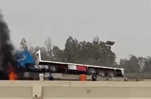 تفاصيل تصادم شاحنة مع سور كوبرى على الطريق الصحراوى واندلاع النار فيها