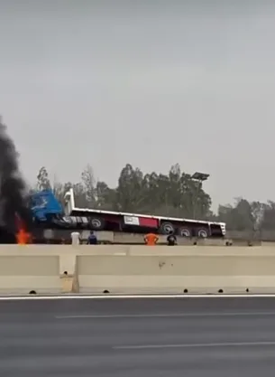 تفاصيل تصادم شاحنة مع سور كوبرى على الطريق الصحراوى واندلاع النار فيها تفاصيل تصادم شاحنة مع سور كوبرى على الطريق الصحراوى واندلاع النار فيها