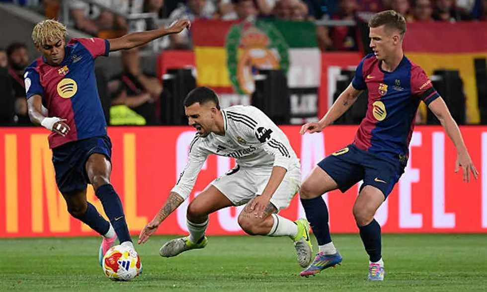 تقرير: ريال بيتيس يسعى لاستعارة سيبايوس، وموقف ريال مدريد من العرض