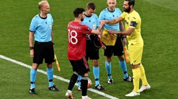 تقرير: مانشستر يونايتد يلغي تبادل الرايات قبل المباريات لتقليل التكاليف