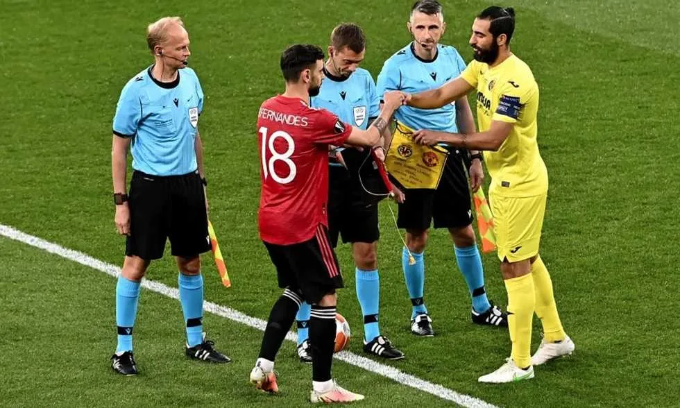 تقرير: مانشستر يونايتد يلغي تبادل الرايات قبل المباريات لتقليل التكاليف تقرير: مانشستر يونايتد يلغي تبادل الرايات قبل المباريات لتقليل التكاليف