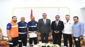 تكريم مسعف وفني أجروا عملية ولادة طارئة لسيدة داخل سيارة إسعاف في قنا (صور)