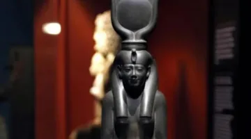 تمثال للإلهة إيزيس معروض للبيع في مزاد دولي في لندن