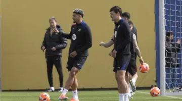 تمرد في برشلونة: مدافعون يتمسكون بالبقاء وديكو يواجه أزمة