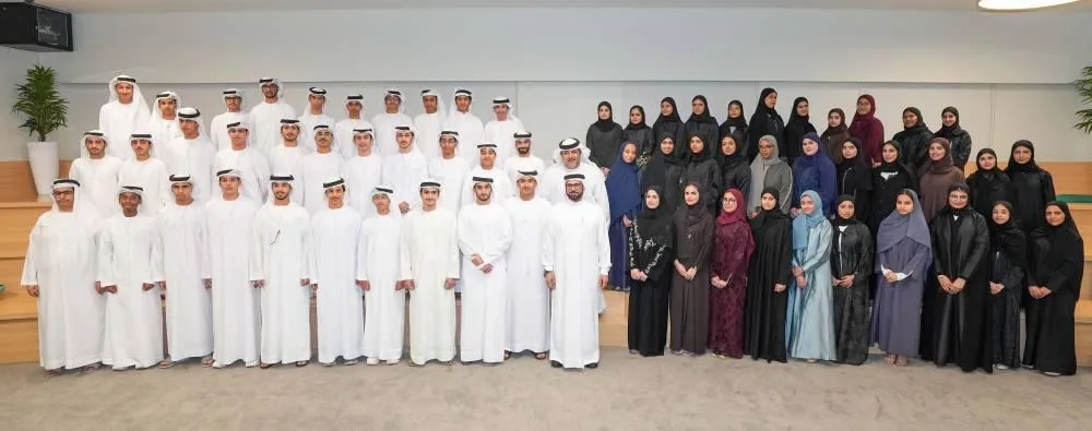 تمكين أعضاء «شورى شباب الشارقة» من خلال برامج برلمانية تمكين أعضاء «شورى شباب الشارقة» من خلال برامج برلمانية
