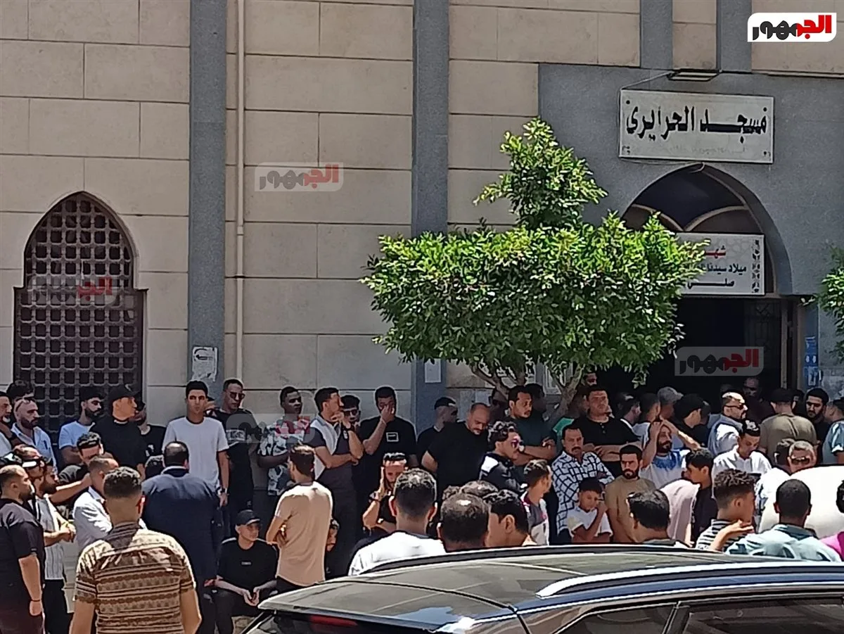 توديع جثمان الفنان أحمد عامر من مسجد الحرايري في قرية سمنود بمحافظة الغربية