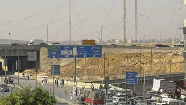 تيسير حركة المرور على الأوتوستراد بعد إصلاح أنبوب المياه ومعالجة الهبوط الأرضي تيسير حركة المرور على الأوتوستراد بعد إصلاح أنبوب المياه ومعالجة الهبوط الأرضي